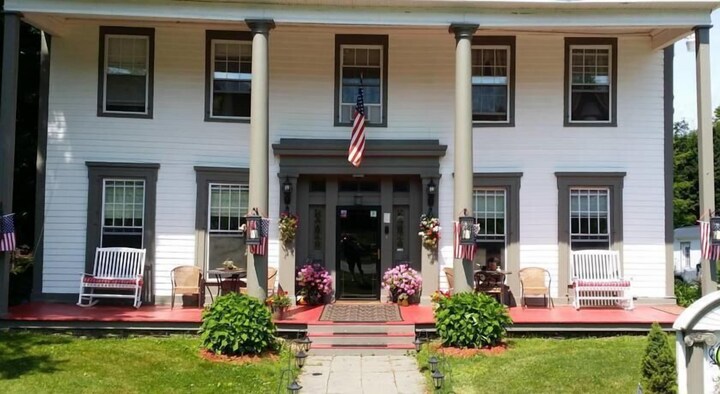 Brookside Inn At Laurens