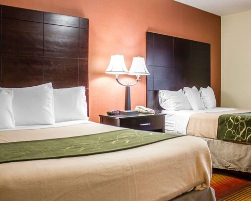  Rodeway Inn Macarthur Airport