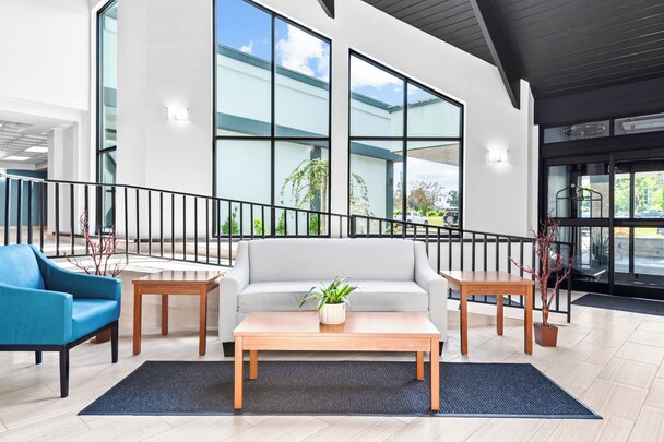 HomeTowne Studios by Red Roof & Conference Center Cortland